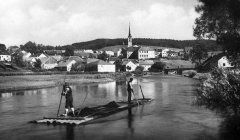 dobové foto městyse s kapličkou