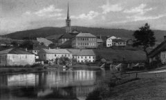 dobové foto městyse s kapličkou (vpravo, uprostřed mostu)