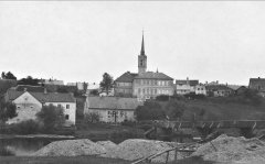 dobové foto městyse s kapličkou