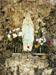 interiér se sochou Panny Marie Lourdské