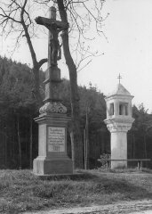 starší foto kapličky a původního kříže