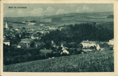 dobová pohlednice vsi s kostelem (zcela vlevo)