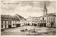 dobová pohlednice vsi s kostelem