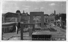 dobová pohlednice města s kostelem (pozadí)