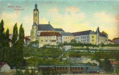 dobová pohlednice města s kostelem