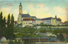 dobová pohlednice města s kostelem