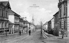 kostel na dobové pohlednici (věž v pozadí)