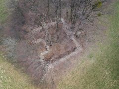 pohled na hřbitov z dronu, vlevo obvodové zdivo márnice