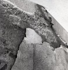 detail poškození kostela