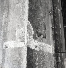 detail poškození kostela