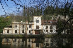 pohled zepředu (kostel vpravo)