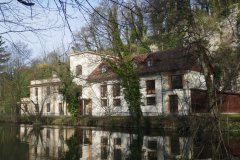 pohled zepředu zprava (kostel vpravo)