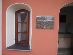 opravená kaple s pamětní deskou