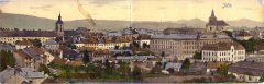 dobová pohlednice města s kostelem (vlevo)