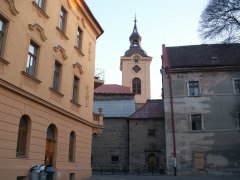 pohled na věž zleva