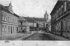 dobová pohlednice města s kostelem (v pozadí)