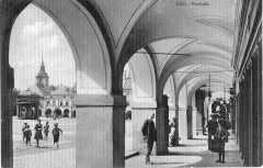 dobová pohlednice města s kostelem (vlevo)