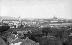 celkový pohled na město s kostelem (vlevo)