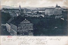 dobová pohlednice města s kostelem (vlevo)