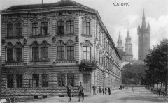 dobová pohlednice města s kostelem (věže v pozadí)