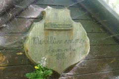 pamětní destička na přístřešku