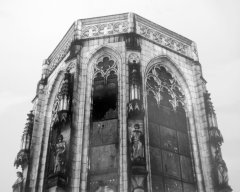 detail věže s vitrážemi