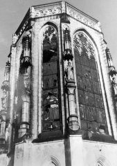 detail věže s vitrážemi