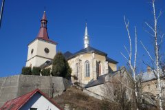 celkový pohled na kostel s hrobkou