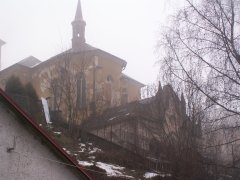 zadní část kostela s přistavěnou hrobkou