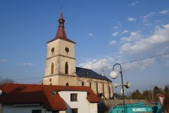 pohled na kostel zepředu zprava