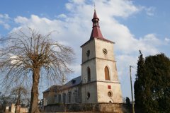pohled na kostel zepředu zleva