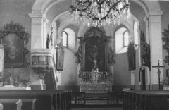 starší foto interiéru kostela - zadní část