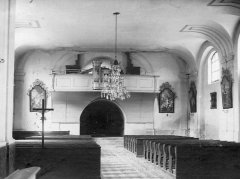 starší foto interiéru kostela - přední část