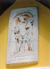 reliéf na průčelí