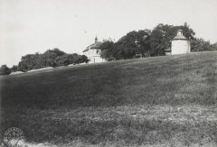 pohled na dům č.p. 59 (Perníkářka) a kapli (vpravo)