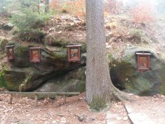 kapličky křížové cesty v areálu