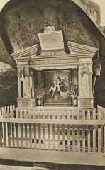 dobová pohlednice s motivem kaple