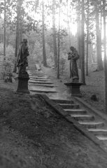 schodiště k areálu s původními sochami (vlevo sv. Jan Nepomucký, vpravo sv. Antonín Paduánský)