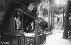 starší foto kaple, v pozadí schodiště se sochami