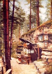 dobová pohlednice s motivem kaple