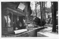 kaple na dobové pohlednici