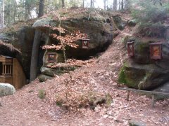 kapličky křížové cesty v areálu