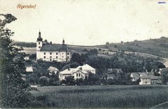 dobová pohlednice vsi s kostelem a kaplí (kaple vlevo od kostela)