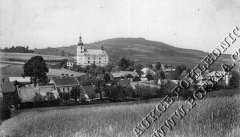 dobová pohlednice vsi s kostelem a kaplí (kaple vlevo od kostela)