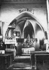 starší foto interiéru kostela - presbytář