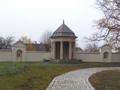 dvě opravené kapličky křížové cesty a chrámek