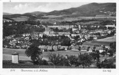 dobová pohlednice města s kapličkou křížové cesty (horní kaplička)