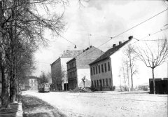 historické foto kaple (v pozadí za tramvají)