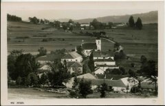 historické foto kaple (u silnice v pozadí, doleva nahoru od kostela)