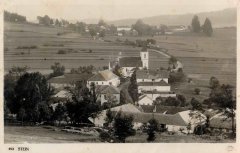 historické foto kaple (u silnice v pozadí, doleva nahoru od kostela)